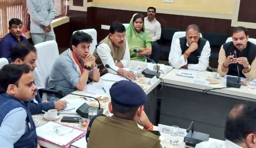 सरकारी बैठक में सिंधिया की उपस्थिति पर बवाल, भाजपा ने उठाये सवाल