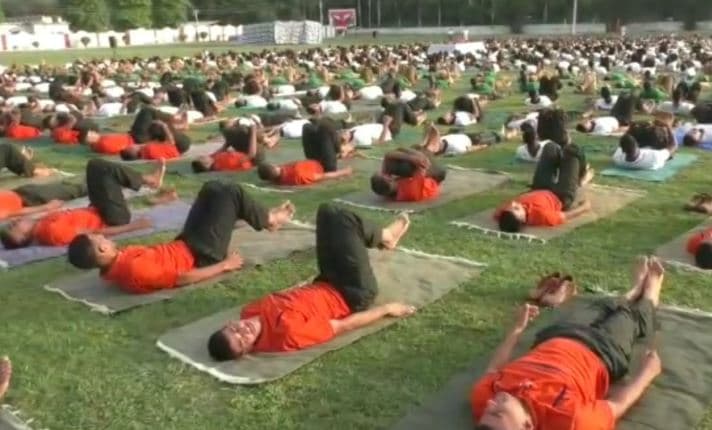 सेना के जवानों और अधिकारियों ने परिवार के साथ किया योग