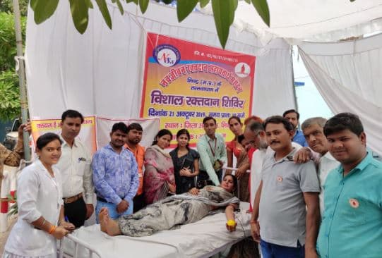 नवजीवन ने किया प्रोत्साहित, तो किन्नर सपना व 2 महिलाओं सहित 17 ने किया स्वेच्छिक रक्तदान