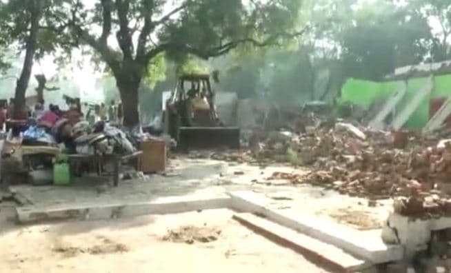 एंटी माफिया अभियान: मंदिर की आठ बीघा जमीन से हटाए अतिक्रमण