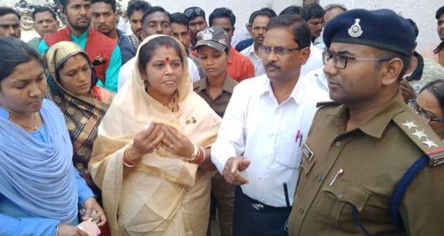 अखिलेश यादव की सभा से पहले सपा प्रत्याशी अनुभा मुंजारे गिरफ्तार