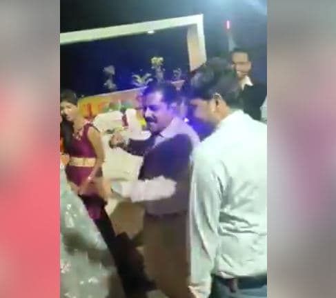 नर्सों के साथ डांस करते नज़र आए सिविल सर्जन, सोशल मीडिया पर वायरल हुआ वीडियो