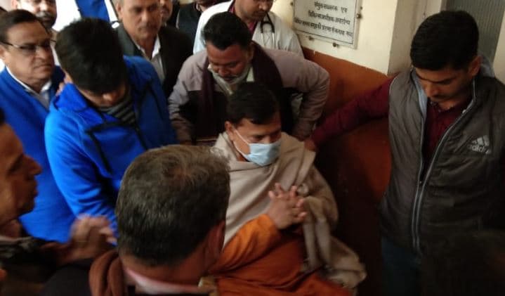जब मंत्री प्रद्युम्न सिंह ने व्हील चेयर पर बैठ लाइन में लगकर कराया एक्सरे