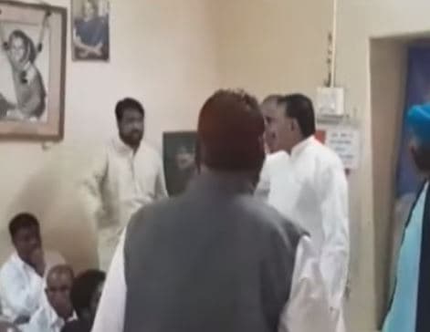प्रभारी मंत्री के सामने भिड़े कांग्रेसी, जमकर हुआ हंगामा