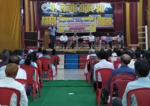 शिक्षा के गिरते स्तर पर संभागायुक्त हुए गंभीर, टीचरों की ली क्लास