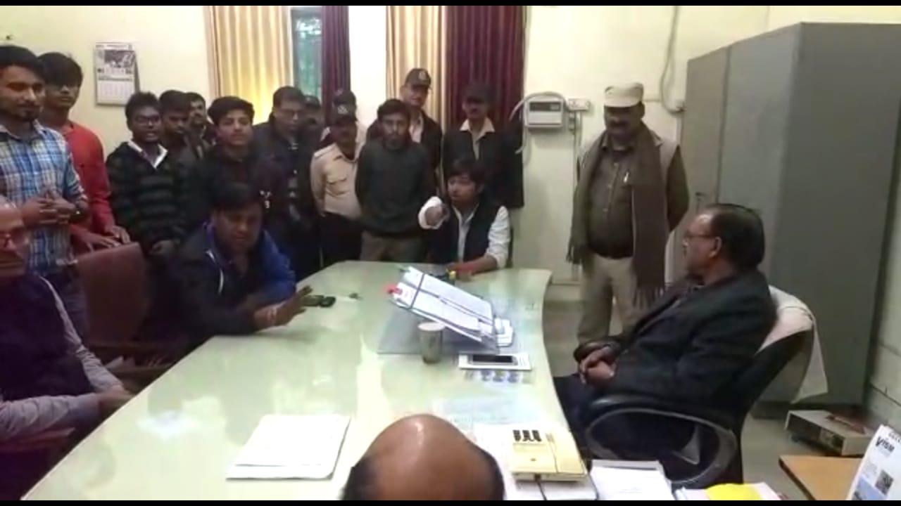 परीक्षा तिथि बढ़ाने के लिए जेयू के इंजीनियरिंग संस्थान के छात्रों ने किया हंगामा
