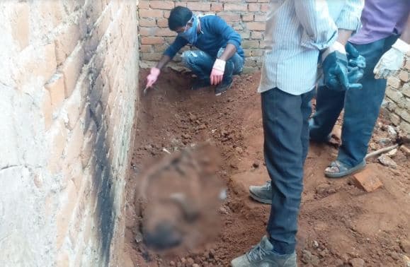 पति की हत्या कर किचन में दफनाया, फिर कब्र के ऊपर ही एक महीने तक बनाती रही खाना