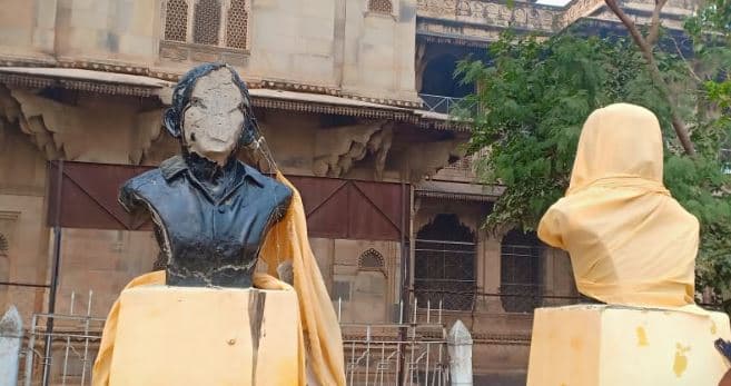 शहीद छात्र हरि सिंह की प्रतिमा तोड़ी, छात्रों में आक्रोश