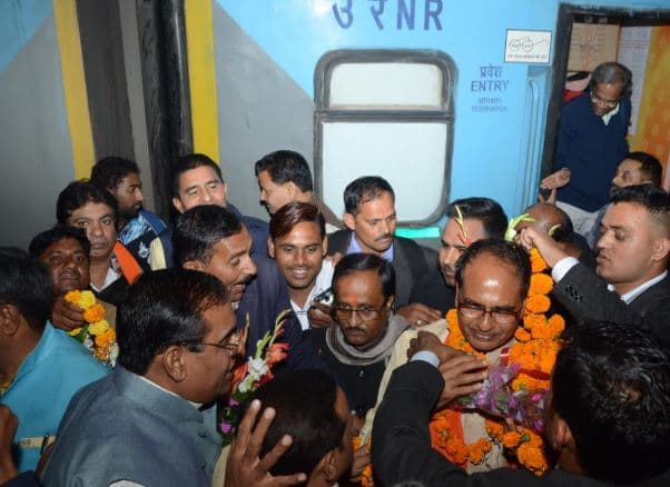 शिवराज का कांग्रेस पर तंज, प्रदेश में 12 मुख्यमंत्री, यहाँ कोई भी ले सकता है बैठक