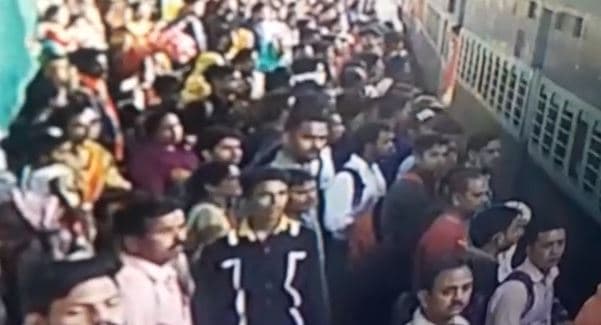 ट्रेन पकड़ने की जल्दी में चली गई युवक की जान, घटना सीसीटीवी में कैद