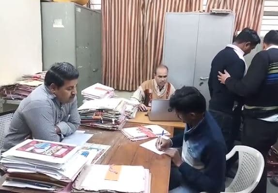 हाउसिंग बोर्ड के बाबू को लोकायुक्त ने रिश्वत लेते रंगेहाथों पकड़ा