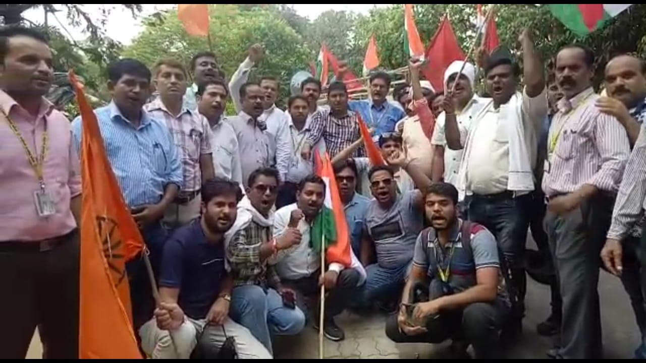 केन्द्रीय सुरक्षा संस्थान ओएफके फैक्ट्री के कर्मचारियों ने कर्नल और जीएम बंगले का किया घेराव