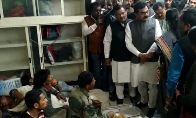 मारपीट का शिकार हुए घायल सुरक्षाकर्मी से मिले राकेश सिंह, कांग्रेस पर लगाया आरोप