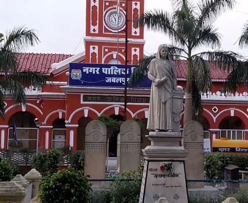 निजी भूमि पर बने गैरेज को तोड़ने का मामला, नगर निगम के दो अधिकारी निलंबित