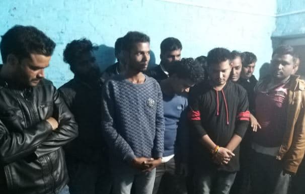 जुआ फड़ पर पुलिस का छापा, 13 जुआरी गिरफ्तार; 55 हज़ार रुपए जब्त