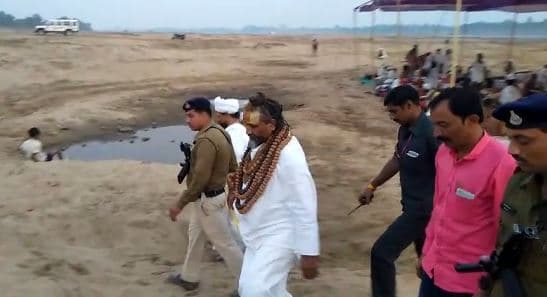 रेत के खेल पर संतों की चौकसी, कम्प्यूटर बाबा ने साधु संतों के साथ डाला डेरा