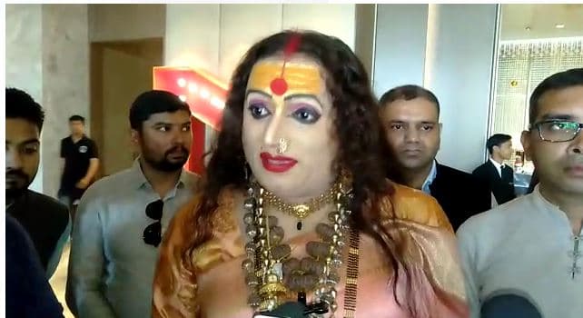 किन्नर अखाड़ा की महामंडलेश्वर त्रिपाठी ने कहा- ”राजनेता, गरम तवे पर रोटी ना सेंके”