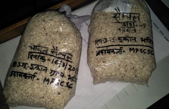गरीबों को बांटा जा रहा था फफूंद लगा कीड़े वाला चावल,  निरीक्षण में खुलासा