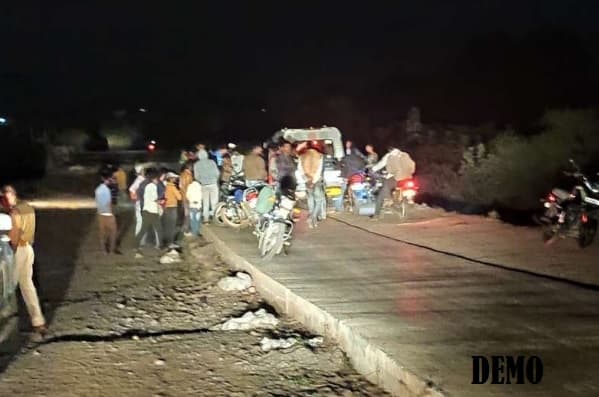 तेज़ रफ्तार पिकअप पलटने से 13 यात्री घायल, तीन की इलाज के दौरान मौत