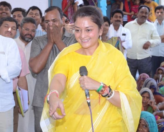 सिंधिया के लिए ‘महारानी’ कर रहीं अलग अंदाज में प्रचार, देखें वीडियो