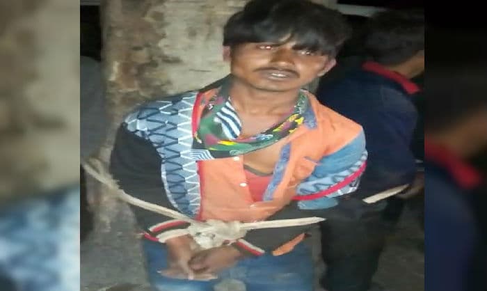राजगढ़ में चोरों को पेड़ से बांधकर पीटा, पुलिस ने मुक्त कराया