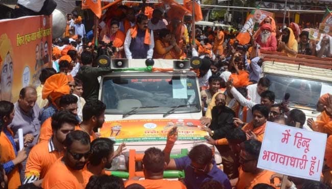 VIDEO : साध्वी प्रज्ञा ठाकुर को दिखाए काले झंडे, भाजपा कार्यकर्ताओं ने कर दी पिटाई