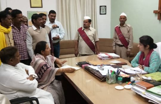 मंडी कर्मचारियों की गलती का खामियाजा भुगत रहे किसान, कलेक्टर को सुनाई पीड़ा