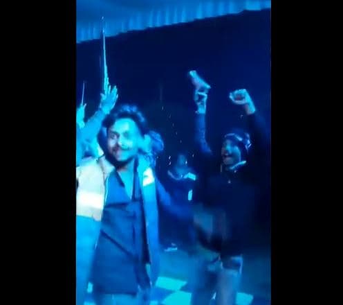 पार्टी में हथियार लहराते बनाया टिक-टॉक वीडिया, अब पुलिस कर रही तलाश