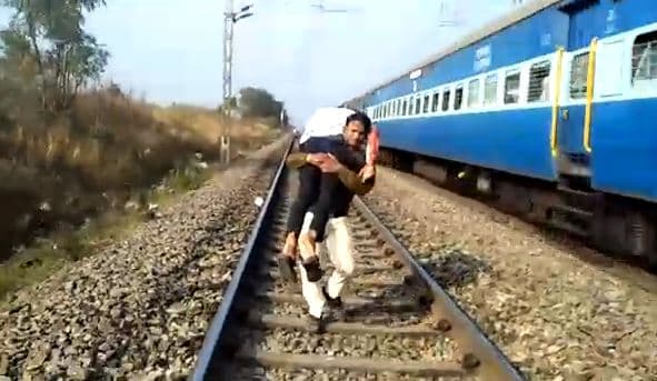 जज्बे को सलाम: घायल की जान बचाने कंधे पर लेकर दौड़ा यह जवान, देखिये वीडियो