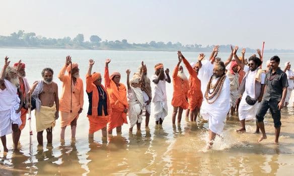 VIDEO: नर्मदा के घाटों पर पहुंचे हजारों साधु-संत, नदियों को बचाने का लिया संकल्प