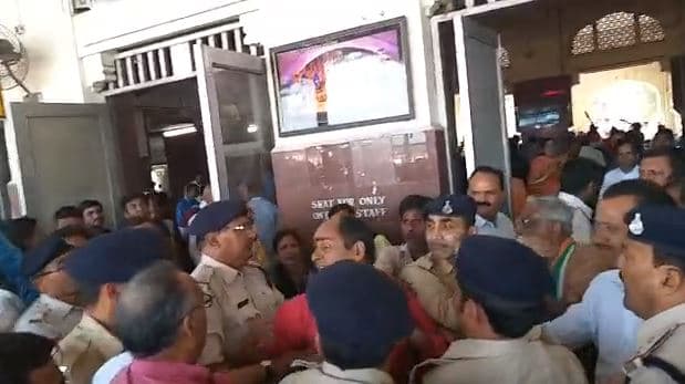 सिंधिया का स्वागत करने पहुंचे कांग्रेसी आपस में भिड़े, पुलिस ने किया बीच बचाव