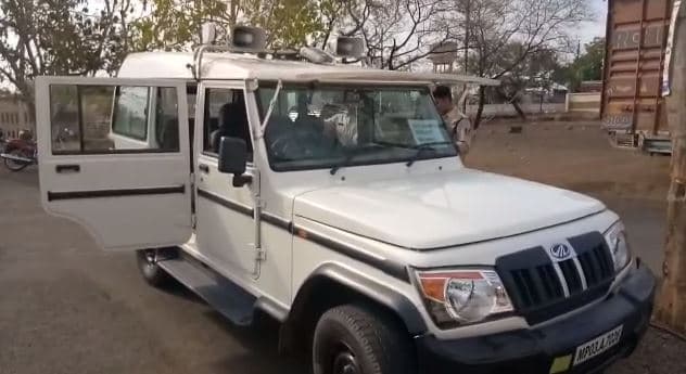 पुलिस का दावा-टीम को बंधक बनाकर पीटा, ग्रामीणों ने पुलिसकर्मियों पर लगाया रेप का आरोप