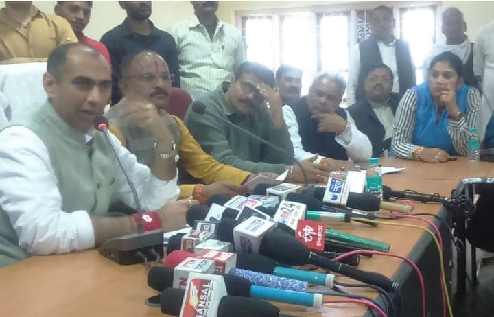 जब मंत्री के सामने ही भिड़ गए पक्ष-विपक्ष के नेता, ऐसे हुए शांत