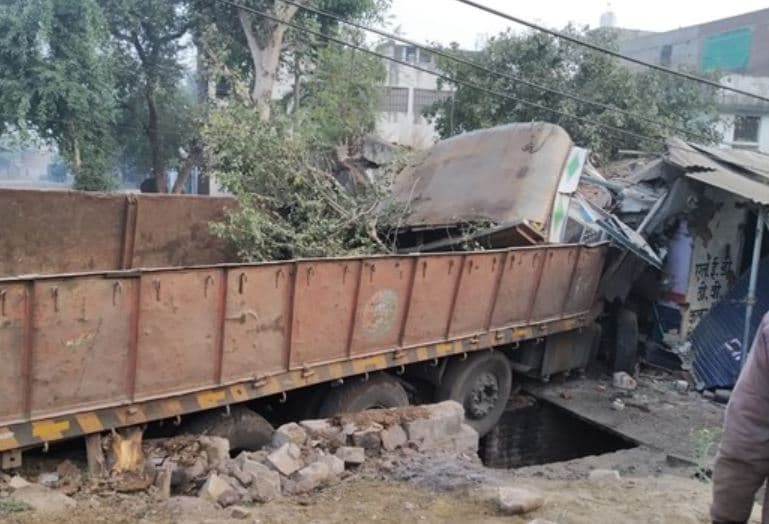 बेकाबू ट्रक दुकान में घुसा, तीन हादसों में 3 लोगों की मौत
