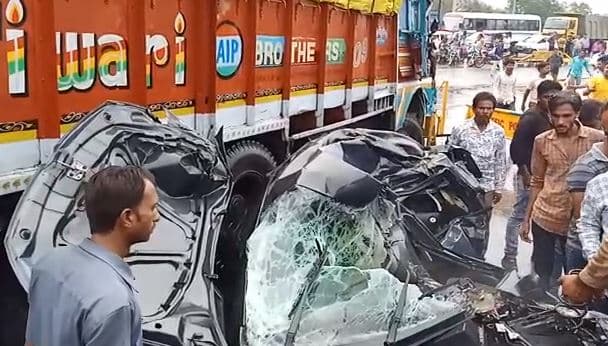 एसिड से भरे ट्रक ने कार को मारी टक्कर, आध दर्जन घायल