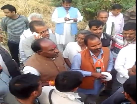 मंत्री हुए विरोध के शिकार, ग्रामीणों ने दी हराने की धमकी, वीडियो वायरल