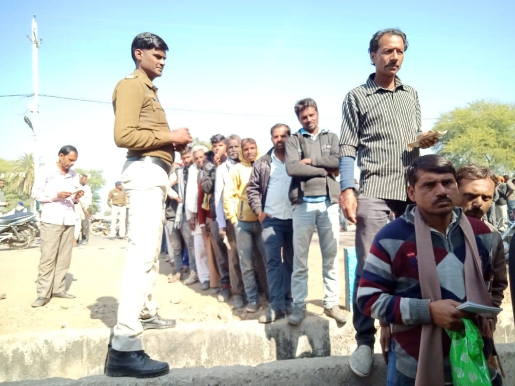 पुलिसबल की निगरानी में बांटी जा रही है किसानों को यूरिया खाद