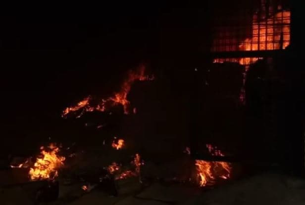 गत्ता फैक्ट्री में भीषण आग, 12 फायर ब्रिगेड ने पाया काबू, 50 लाख से अधिक का नुकसान