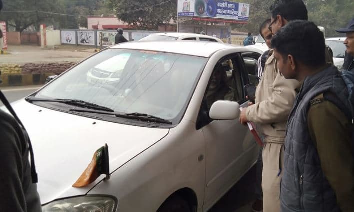 सांसद का कटा चालान, पुलिस ने कहा ‘पार्टी का झंडा हटाइए, भाजपा नेता बोले चालान काटिए’
