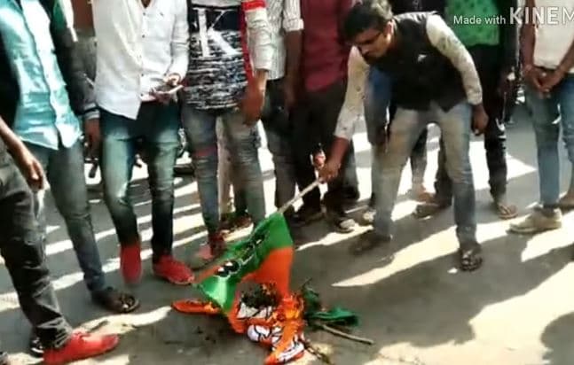 पीएम मोदी की सभा में जाने नहीं मिला पेट्रोल तो जलाया भाजपा का झंडा, वीडियो वायरल