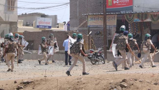 पुलिस कस्टडी में युवक की मौत पर बवाल, थाने पर पथराव, TI समेत 5 पुलिसकर्मी सस्पेंड