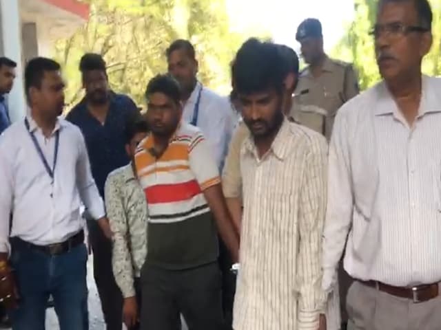 फिल्म ‘स्पेशल 26’ की तर्ज पर नकली आयकर अधिकारी बनकर मारते थे छापे, लाखों की ठगी