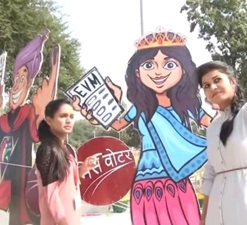 मिस वोटर के साथ हर कोई लेना चाह रहा सेल्फी, लोगों में लगी हौड़