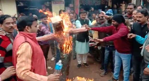 भाजपा ने जलाया सिंधिया का पुतला