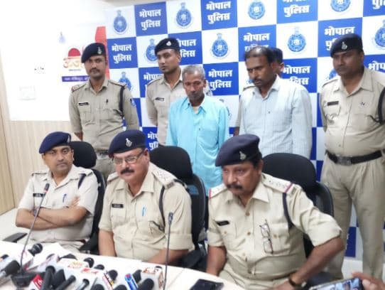 राजधानी में दिन दहाड़े महिला की हत्या करने वाले संदेहियों को पुलिस ने पकड़ा