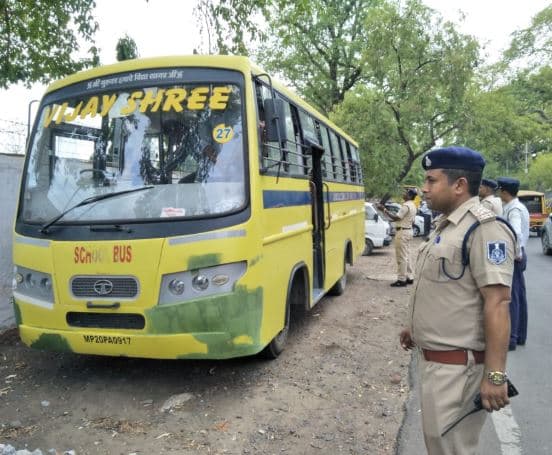 स्कूल खुलते ही जबलपुर ट्राफ़िक पुलिस हुई अलर्ट, बस संचालकों को तीन दिन की मौहलत