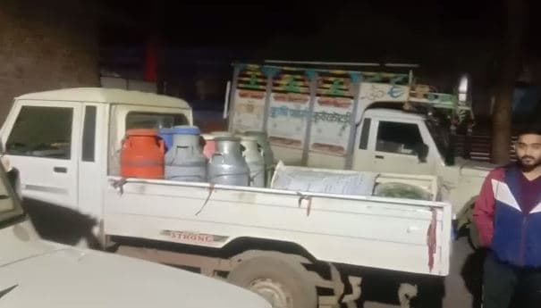 एसडीएम ने पकड़ा यूरिया युक्त दूध, मोके पर नष्ट करवाया