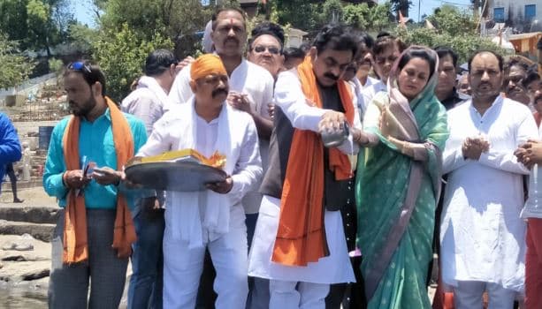प्रचंड जीत के बाद फिर नर्मदा का आशीर्वाद लेने पहुंचे राकेश सिंह