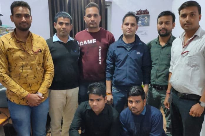 देखभाल करने वाले नातियों ने नानी के ही बैंक खाते से की चोरी, पुलिस ने पकड़ा