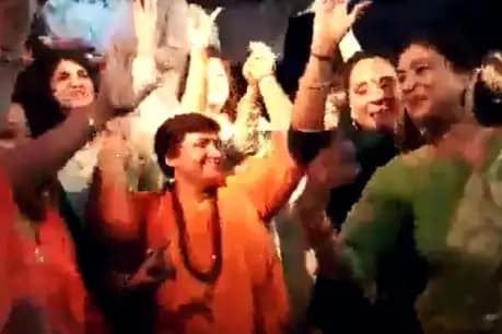 साध्वी प्रज्ञा का सिंधी महिलाओं के साथ डांस करते हुए वीडियो वायरल, कांग्रेस ने ली चुटकी